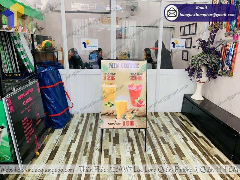 Standee quảng cáo trưng bày ngoài trời thu hút ánh nhìn khách hàng